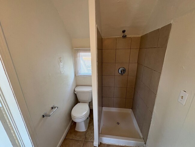 Building Photo - Cozy Upstairs Unit in Dinuba Near Shopping...