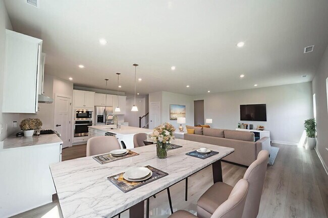 Building Photo - "Spacious 5-Bedroom Retreat with 2.5 Baths...