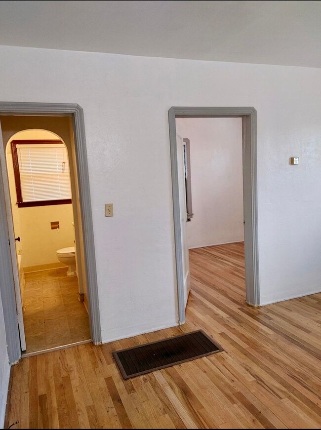 Building Photo - 1 Bedroom/1 Full Bath
