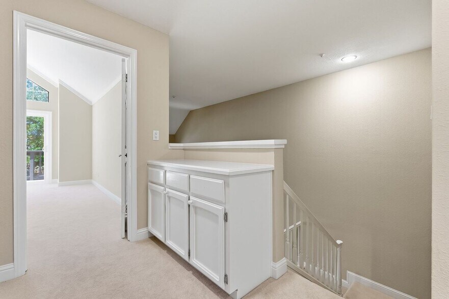 Building Photo - 121 Haslemere Ct