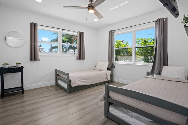 Building Photo - 2023 NE 15th Ave