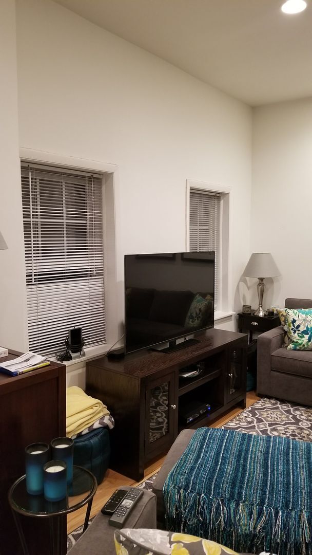 Building Photo - Great UK Village New- 2 Bedroom- Free Fast Internet, Laundry. Large Deck