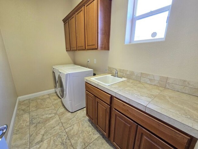 Building Photo - Beautiful Single-Story Home with Upgraded Kitchen & Spacious Backyard in Gated Community