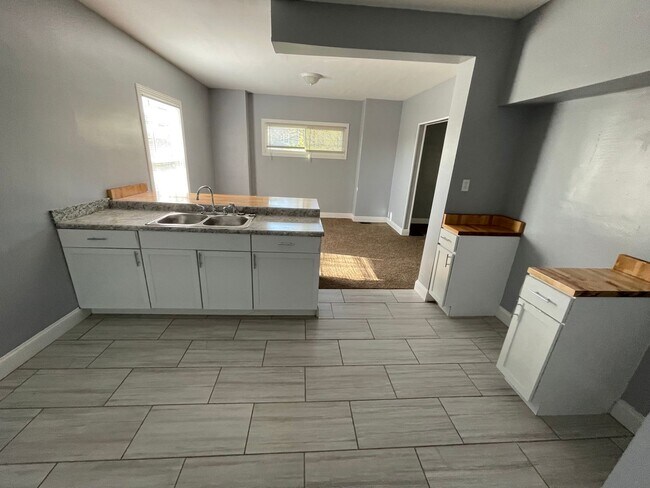 Building Photo - DAYTON, OH - FIVE OAKS - 3 BEDROOM/1 BATH ...