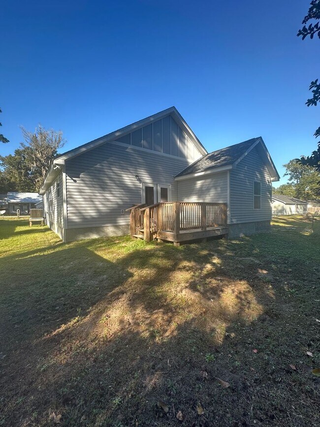 Building Photo - 3 Bedroom with extra Office Space AVAILABL...