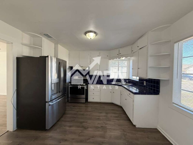 Building Photo - 602 Canton