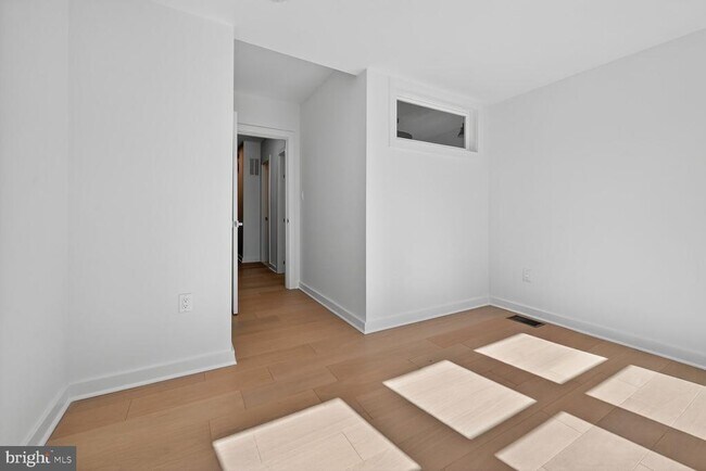 Building Photo - 1607 D St NE