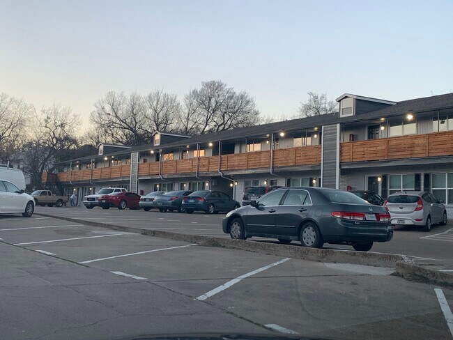 Building Photo - 411-411 Ponder Ave