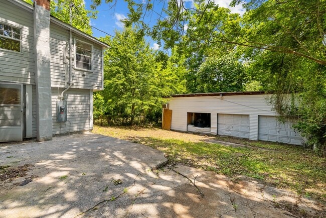 Building Photo - Spacious 4 Bedroom 2 Bath Home