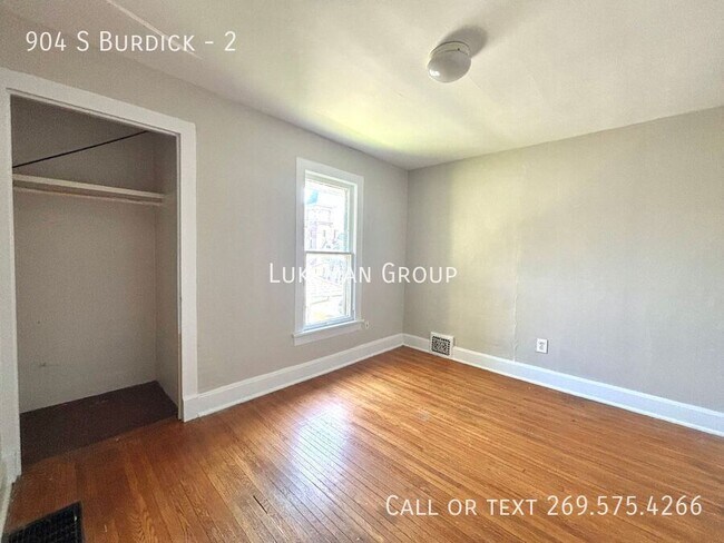 Building Photo - 904 S Burdick-2