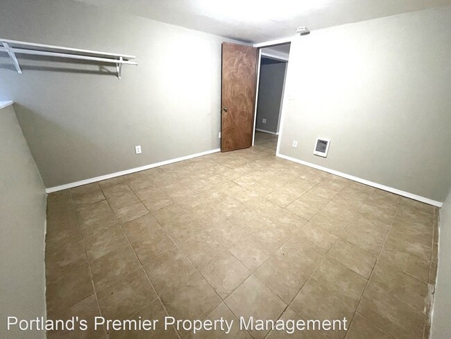 Building Photo - 4 br, 1 bath House - 9312 E Burnside Street