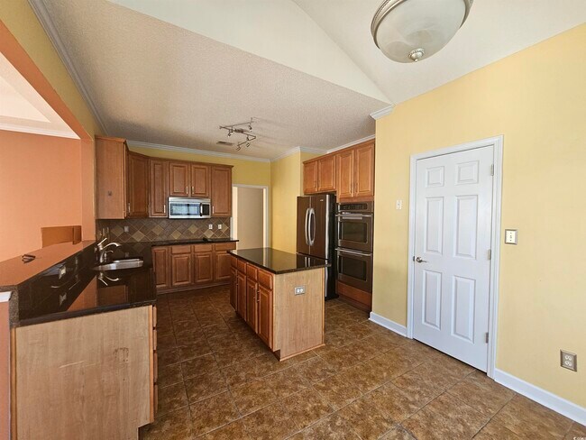 Building Photo - 1011 Hillsdale