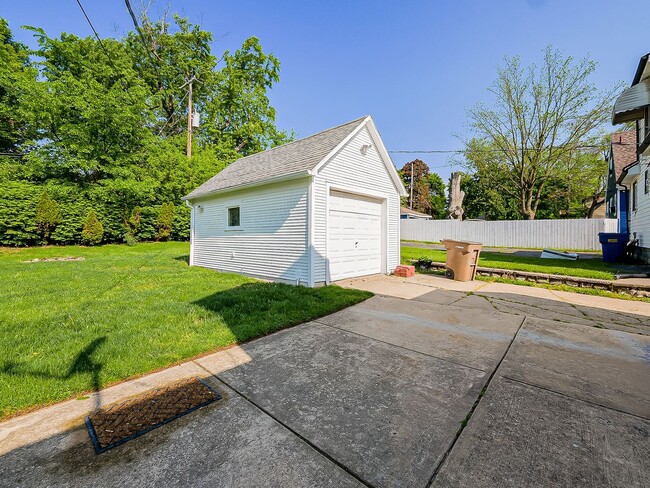 Building Photo - Charming 3 Bedroom Home Available in Quiet Pontiac Neighborhood