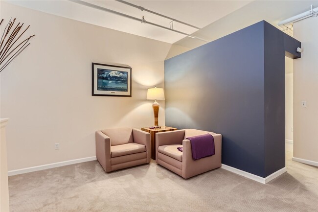 Building Photo - Stunning Downtown Loft w/23 ft. Ceilings -...