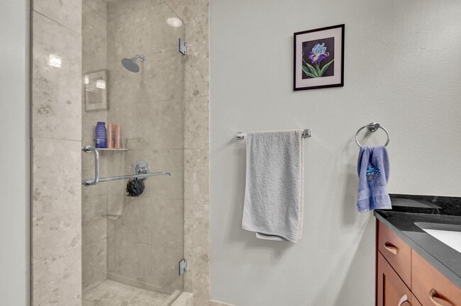 Building Photo - Fully Furnished 2 Bedroom 2 Bath High Rise with Strip Views