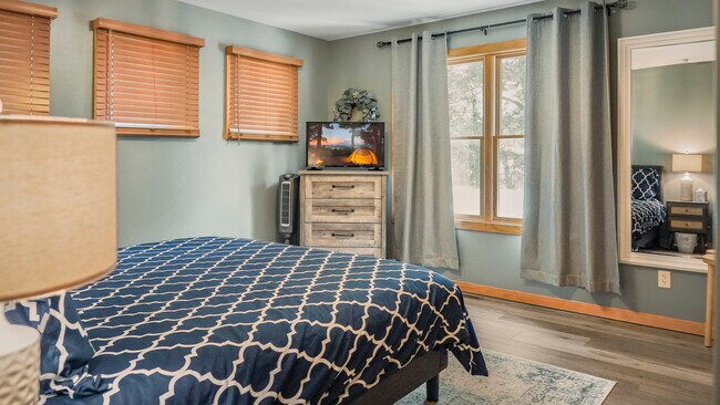 Building Photo - 15955 Bayview Dr NE