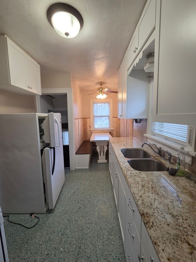 Building Photo - 2400 S Henry St