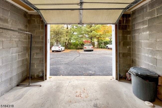 Building Photo - 14 Colonial Ct