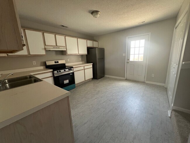 Building Photo - This property features 2 bedrooms and 2.5 bathrooms. Conveniently located near shopping centers, ...