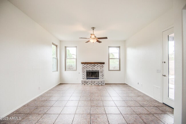 Building Photo - 3938 E San Pedro Ave