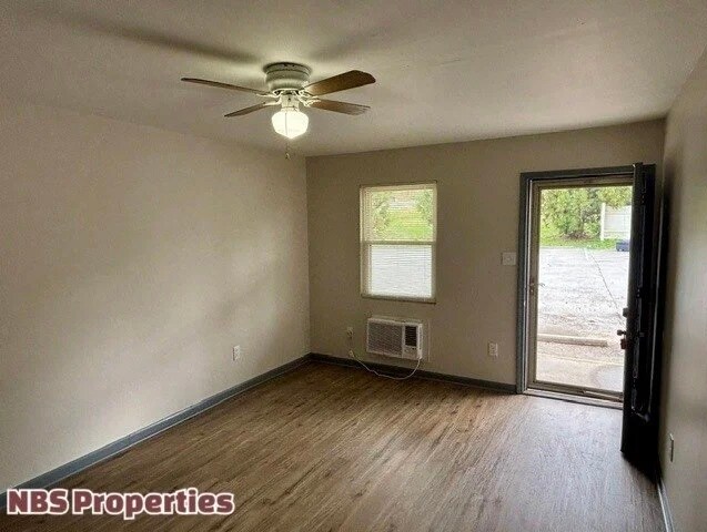 Building Photo - 867 N Gallaher View Rd