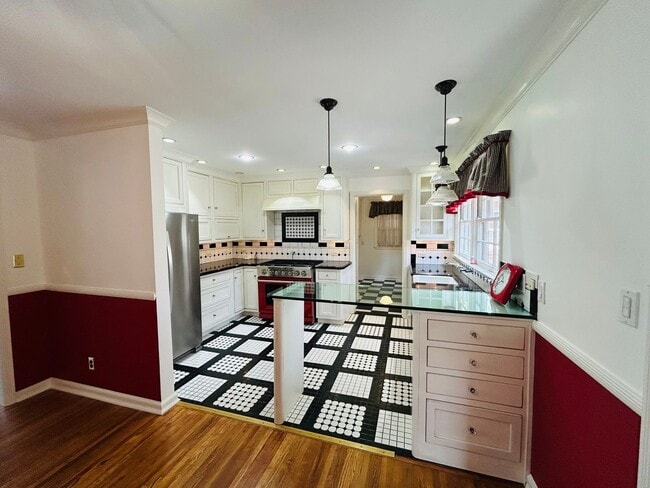 Building Photo - Absolutely gorgeous, remodeled home in beautiful location in Midtown Tulsa