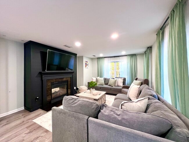 Building Photo - 4 Cobblestone Ct