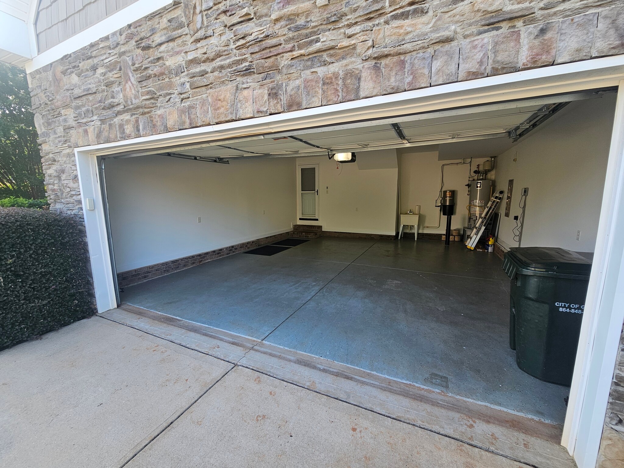Building Photo - 212 Medford Dr
