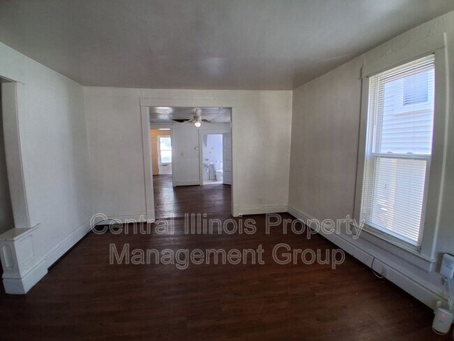 Building Photo - 403 1/2 E. Monroe