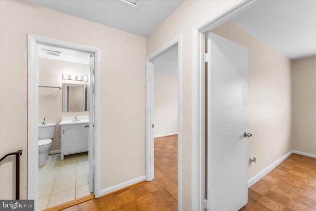 Building Photo - 5052 Cliffhaven Dr