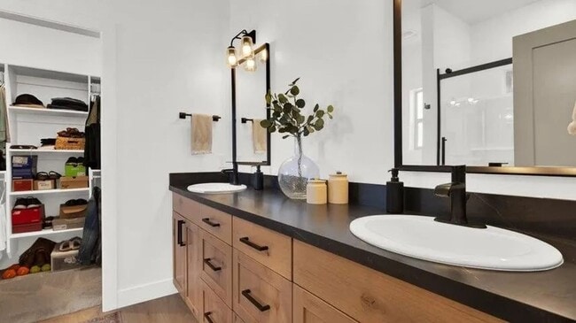 Building Photo - Beautiful Custom Home!