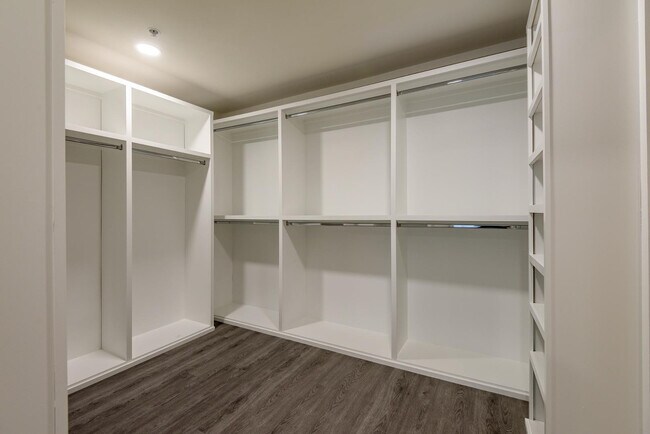 Building Photo - 7137 E Rancho Vista Dr