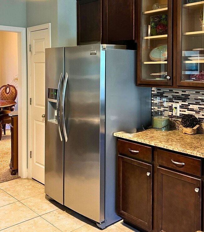 Building Photo - 3-Bedroom, 2-Bath Home with Pool Access an...