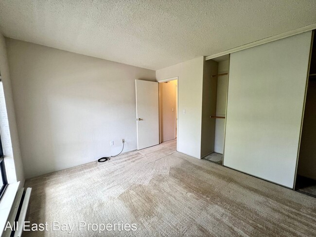 Building Photo - 1 br, 1 bath House - 7 Commodore Dr. #363