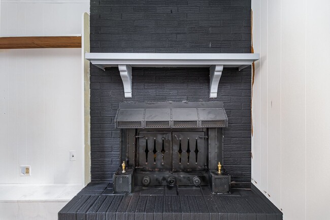 Building Photo - Coming Soon | $2,000/mo | Spacious Split-L...