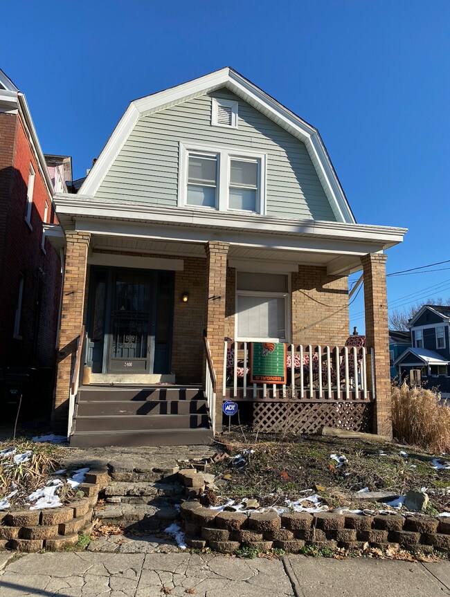 Building Photo - 4 Bedroom House Located Near UC's Campus