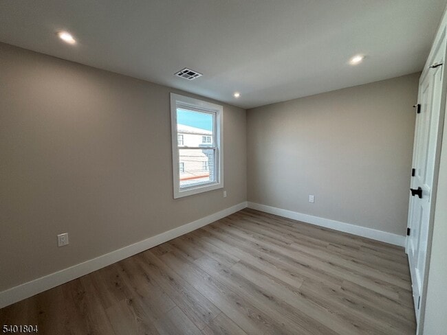 Building Photo - 136 Elm St