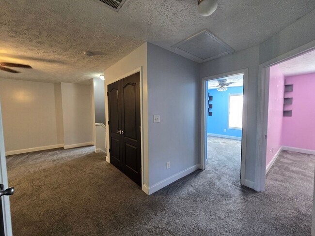 Building Photo - 103 Flag Dr