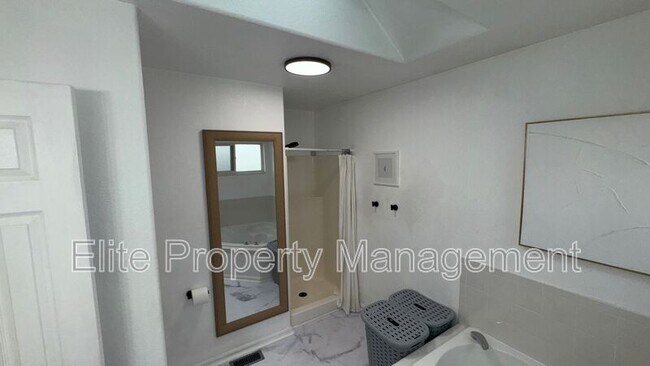 Building Photo - 1150 S Los Charros Dr