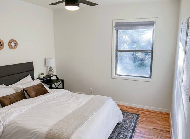 Building Photo - Modern 4 bed/2 bath with Mountain Views and a Fenced Backyard