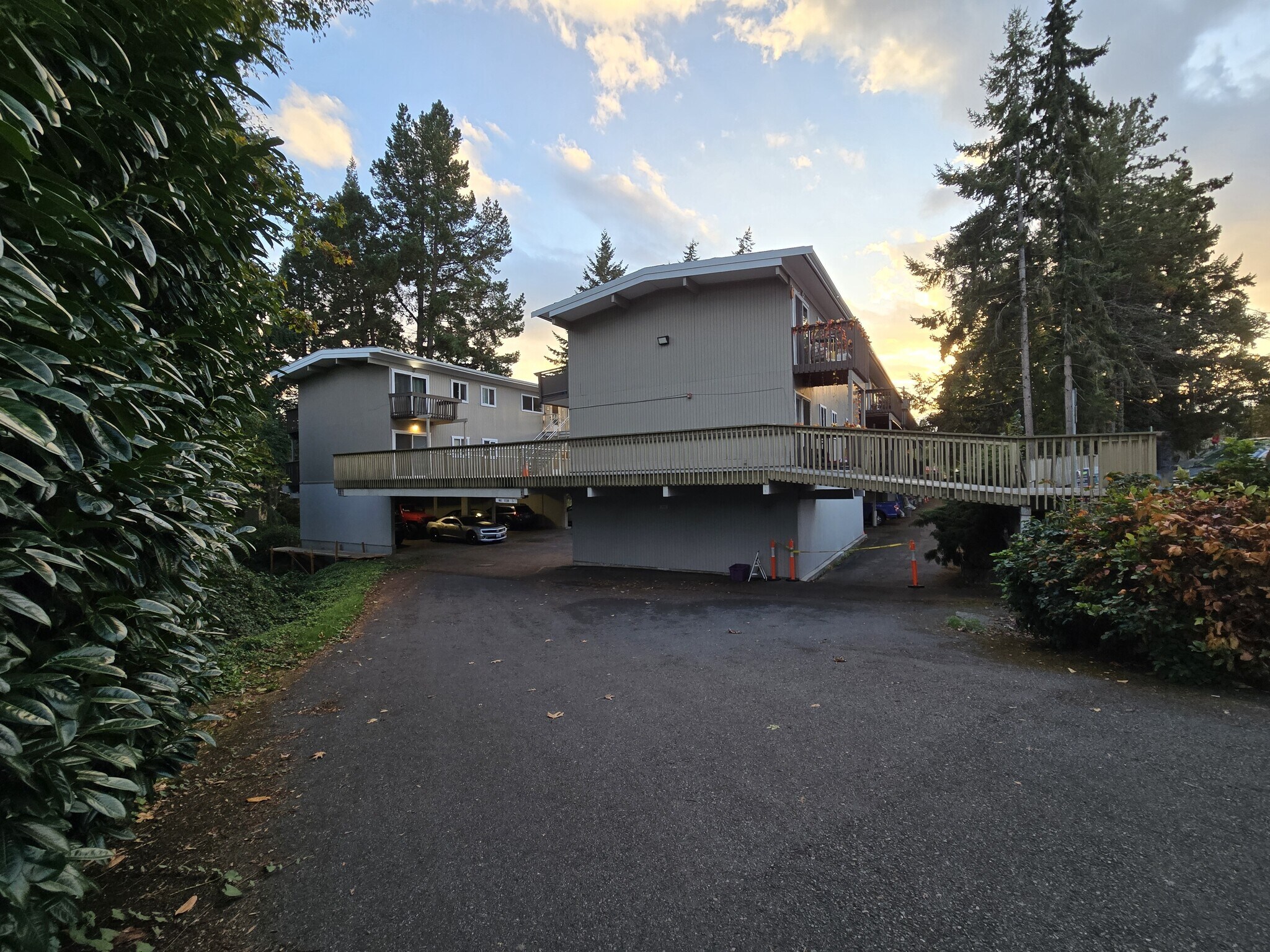 Building Photo - 465 Winslow Way E