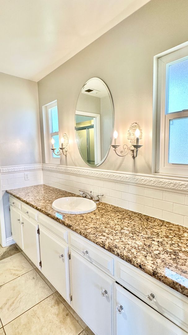 Building Photo - Lovely, Open Floor Plan, Single Story Located in the Desirable Live Oak Estates of Fallbrook!