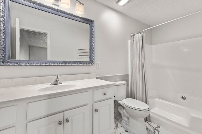 Building Photo - 5 Bedroom House in Auburn - Up to 5 unrela...