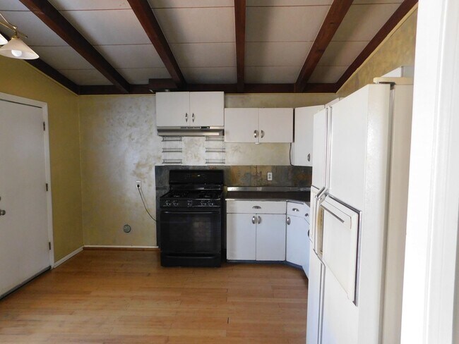 Building Photo - 865 Square Foot Property With a 7625 Squar...