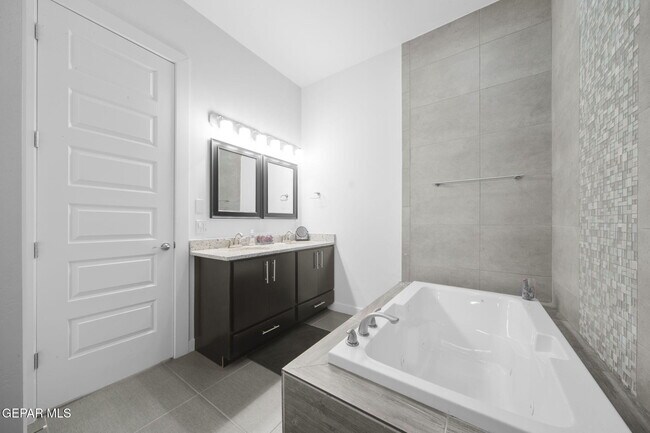 Building Photo - 5973 Cartagena Cir