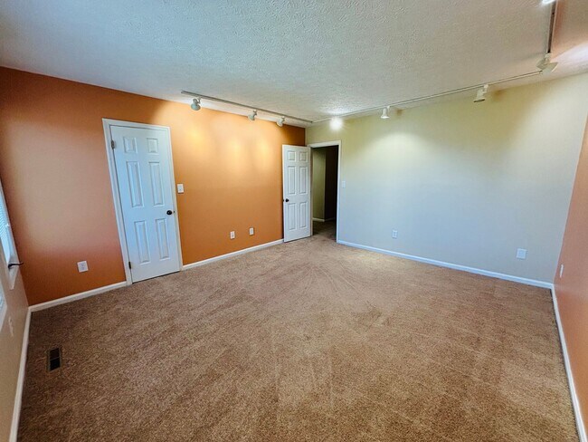 Building Photo - 530 Kamran Dr NW