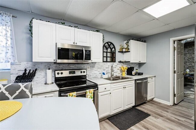 Building Photo - 795 Deerwood Dr