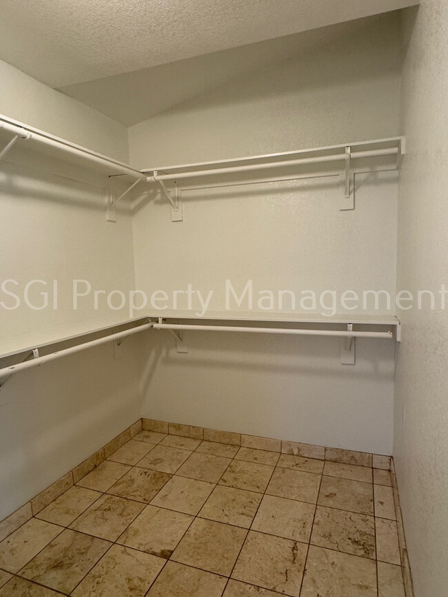 Building Photo - 2602 E Beautiful Ln