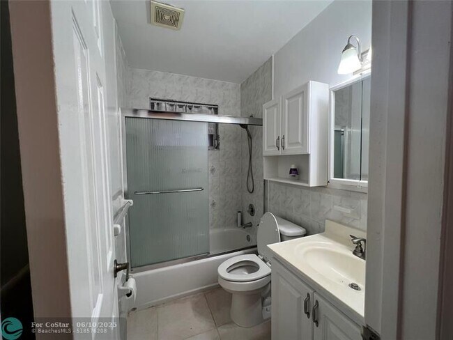 Building Photo - 7400 SW 37 Ct