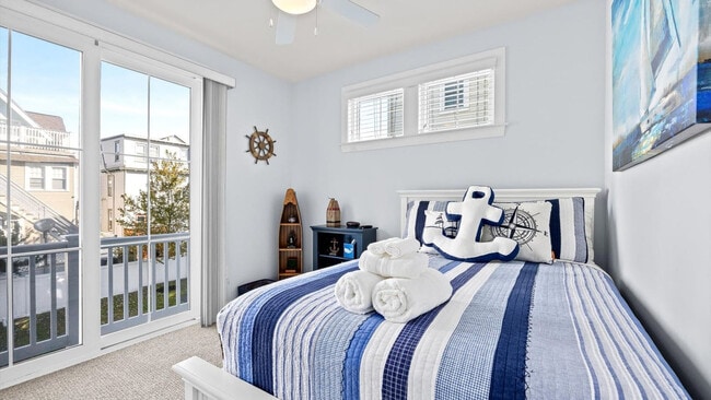 Building Photo - 701 E 8th St